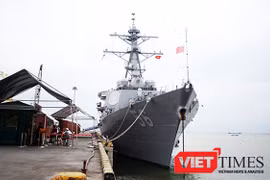 Tàu khu trục tên lửa dẫn đường USS John S.McCain (DDG 56) tại cảng Tiên Sa (Đà Nẵng)
