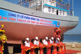 Sáng 24/10, tại cảng An Hòa (Quảng Nam), ngành chức năng Quảng Nam, Công ty CP Thiên Hậu Phước và ngư dân Phan Bá Tầm đã hạ thủy tàu cá vỏ thép QNa-91697TS.