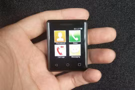 Chiếc smartphone nhỏ nhất thế giới có khả năng kết nối với nhiều thiết bị di động khác để trở thành phụ kiện điện thoại.