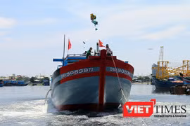 Tàu cá vỏ gỗ mang số hiệu ĐNa 90839TS với công suất gần 1.000CV vừa được ngư dân Đà Nẵng hạ thủy sáng ngày 2/10
