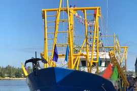 Sáng 22/12, Quỹ hỗ trợ ngư dân tỉnh Quảng Ngãi đã tiến trao tàu cá vỏ thép QNg 98959TS cho ngư dân từng bị Trung Quốc đâm chìm tàu ở Hoàng Sa.
