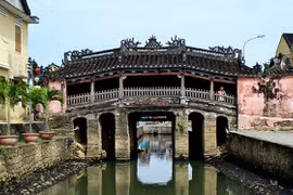 Trước thực trạng xuống cấp của di tích Chùa Cầu (Hội An, Quảng Nam) và đảm bảo an toàn cho du khách, UBND TP Hội An vừa ra thông báo giới hạn số lượng khách mỗi lần đi qua di tích này.