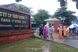 Sáng 14/12, hàng trăm người dân xã Hòa Liên (huyện Hòa Vang, Đà Nẵng) đã kéo đến trước trụ sở Công ty Thép Dana Ý để phản đối vì gây ô nhiễm môi trường