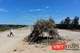 Việc dựng chòi để phán đối là do nhiều bức xúc từ bấy lâu nay, từ ô nhiễm, bụi cho đến minh bạch tiền đền bù không được giải quyết thỏa đáng khiến người dân bám trụ yêu cầu giải quyết thấu đáo.