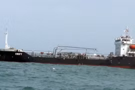 Tàu SWIFT bị tam giữ cùng tang vật để phục vụ công tác điều tra. (Ảnh: Báo Biên phòng)