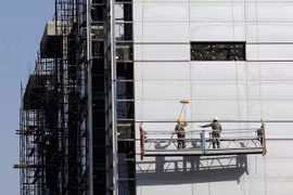 Các công nhân đang làm việc ở một công trình ở thủ đô Riyadh của Ả Rập Xê Út (ảnh: Business Insider)