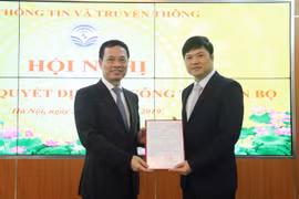 Bộ trưởng Nguyễn Mạnh Hùng trao Quyết định bổ nhiệm cho ông Hoàng Minh Cường