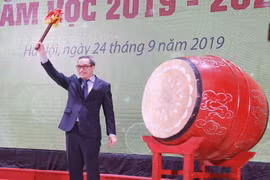 Thứ trưởng Phan Tâm đánh trống khai giảng năm học mới