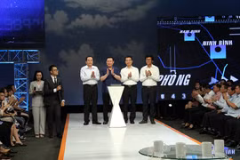 Các Đại biểu bấm nút mở hệ thống Cổng Thông tin điện tử nhân đạo Quốc gia 1400 