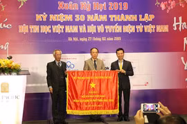 Bộ trưởng Nguyễn Mạnh Hùng tặng bức trướng cho Hội Tin học Việt Nam