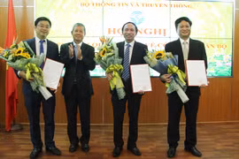 Thứ trưởng Bộ TT&TT Nguyễn Thành Hưng trao quyết định cho các cán bộ 