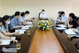 Toàn cảnh buổi làm việc của Thứ trưởng Bộ Y tế Trương Quốc Cường với Trung tâm Kiểm soát bệnh tật thành phố Hà Nội (Ảnh - Trần Minh) 