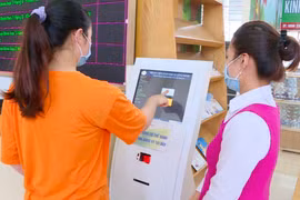 Quầy tra cứu và đăng ký khám, chữa bệnh tại BV Sản Nhi Quảng Ninh (Ảnh - Bảo Ninh, nguồn: BV Sản Nhi Quảng Ninh) 