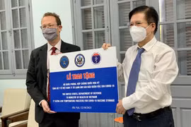Thứ trưởng Bộ Y tế Trương Quốc Cường tiếp nhận tủ lạnh âm sâu của Hoa Kỳ tặng Việt Nam để lưu trữ vaccine COVID-19 (Ảnh - ĐSQHK)