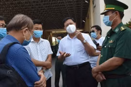 Thứ trưởng Đỗ Xuân Tuyên kiểm tra công tác phòng, chống dịch tại cửa khẩu Mộc Bài (Ảnh - Khôi Nguyễn) 