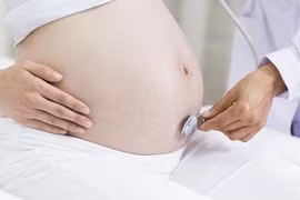 Bác sĩ khám cho sản phụ (Ảnh minh hoạ) 
