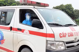 Xe cấp cứu chở bệnh nhân COVID-19 đi cách ly, điều trị (Ảnh - Minh Thuý) 