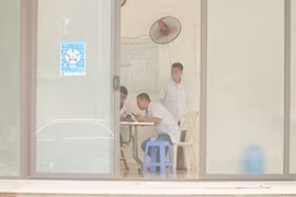 Bác sĩ làm việc ở Bệnh viện Tâm thần Trung ương I (Ảnh - Minh Nhân) 