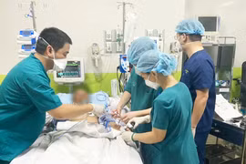 Các bác sĩ điều trị cho bệnh nhân 1536 mắc COVID-19 nặng (Ảnh - BYT) 
