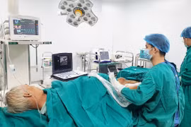 Bệnh nhân suy giãn tĩnh mạch được can thiệp bằng sóng cao tần (Ảnh: Đỗ Nhâm) 