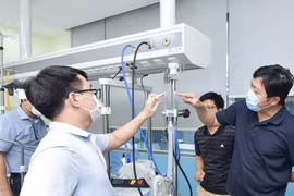 Máy oxy dòng cao BKVM-HF1 được thử nghiệm tại phòng thử nghiệm của VMED Group (Ảnh - VMED)