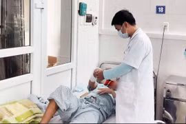 Bác sĩ tại Bệnh viện Đa khoa Xanh Pôn chăm sóc cho bệnh nhân bị bỏng do cồn (Ảnh: BV Đa khoa Xanh Pôn) 