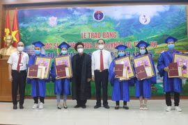 GS.TS. Tạ Thành Văn và TS. Phạm Văn Tác trao bằng tốt nghiệp cho các học viên (Ảnh - Minh Thuý) 