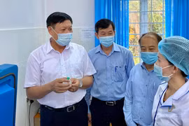 Thứ trưởng Đỗ Xuân Tuyên kiểm tra vaccine bạch hầu tại Trạm y tế xã Đắk Ruồng (Ảnh: Vũ Mạnh Cường) 