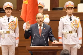 Chủ tịch nước Nguyễn Xuân Phúc tuyên thệ nhậm chức Chủ tịch nước Cộng hoà xã hội chủ nghĩa Việt Nam (Ảnh - Cổng TTĐT Quốc hội) 