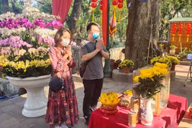 Người dân đi chùa trong mùa dịch COVID-19 (Ảnh - UBND Q. Ba Đình) 