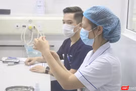 Nhân viên y tế chuẩn bị tiêm vaccine (Ảnh - Minh Thuý) 