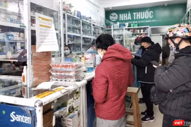 Người bệnh xếp hàng mua thuốc