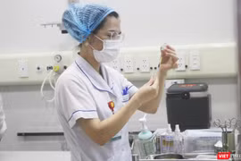 Nhân viên y tế chuẩn bị tiêm vaccine COVID-19 cho người dân (Ảnh - Minh Thuý) 