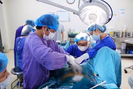 Các bác sĩ phẫu thuật cho hoa khôi hơn 50 năm không có âm đạo (Ảnh: BVCC) 