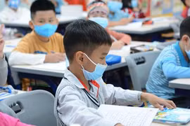 Học sinh đeo khẩu trang trong lớp học. Ảnh: Bộ GD&ĐT 