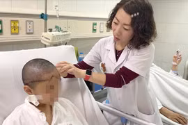 Bác sĩ kiểm tra vết thương cho bé gái bị lột da đầu, lộ xương sọ do tóc cuốn và bánh xe (Ảnh: BVCC) 