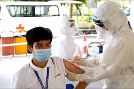Nhân viên y tế tiêm vaccine phòng COVID-19 cho người dân (Ảnh - BYT) 