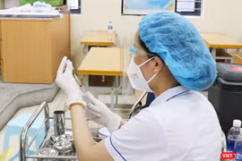 Nhân viên y tế chuẩn bị tiêm vacicne COVID-19 (Ảnh - Minh Thuý) 