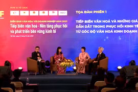 Toạ đàm phiên 1 với chủ đề tiếp biến văn hoá và những giá trị dẫn dắt trong phục hồi kinh tế từ góc độ văn hoá kinh doanh (Ảnh - Minh Thuý) 