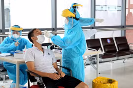 Nhân viên y tế lấy mẫu xét nghiệm cho người dân (Ảnh - SYTHN) 
