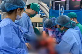 Các bác sĩ phẫu thuật cho sản phụ 42 tuổi bị rau tiền đạo, rau cài răng lược phức tạp (Ảnh: Bệnh viện Sản Nhi Quảng Ninh)