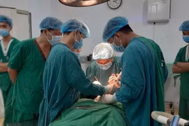 Các bác sĩ phẫu thuật cho bé trai 12 tuổi bị que gỗ đâm xuyên cổ (Ảnh: BVĐK tỉnh Sơn La) 