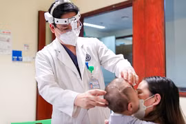 Bác sĩ khám cho bé M. (Ảnh - BVCC) 