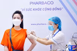 Nhân viên y tế tiêm vaccine phòng COVID-19 cho người dân (Ảnh - Pharbaco) 