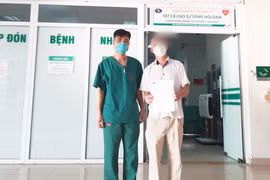 Bệnh nhân P. mắc COVID-19 khoẻ mạnh trong ngày ra viện (Ảnh - Đặng Thanh) 
