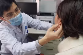 Bác sĩ khám tai cho bệnh nhân (Ảnh: BVCC) 