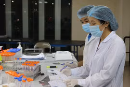 Nhân viên y tế ghi chép thông tin mẫu xét nghiệm COVID-19 (Ảnh - Ngọc Nga)