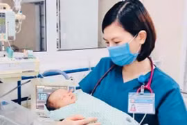 Bác sĩ chăm sóc cho bé sơ sinh 3 ngày tuổi bị bỏ rơi ở hố ga. Ảnh: Bệnh viện Đa khoa Xanh Pôn. 