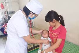 Bác sĩ chăm sóc bé 19 tháng tuổi bị bỏ quên trên xe ô tô. Ảnh: Bệnh viện Đa khoa tỉnh Vĩnh Phúc. 