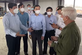 Bộ trưởng Bộ Y tế Nguyễn Thanh Long cùng khảo sát địa điểm xây dựng Trung tâm ICU quy mô 500 giường (Ảnh - Thái Bình) 